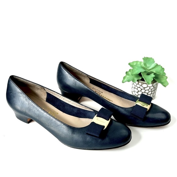 Ferragamo Vara Low Heel Bow Pumps Navy Blue Leather Size 7.5 A2 Narrow - Picture 2 of 10